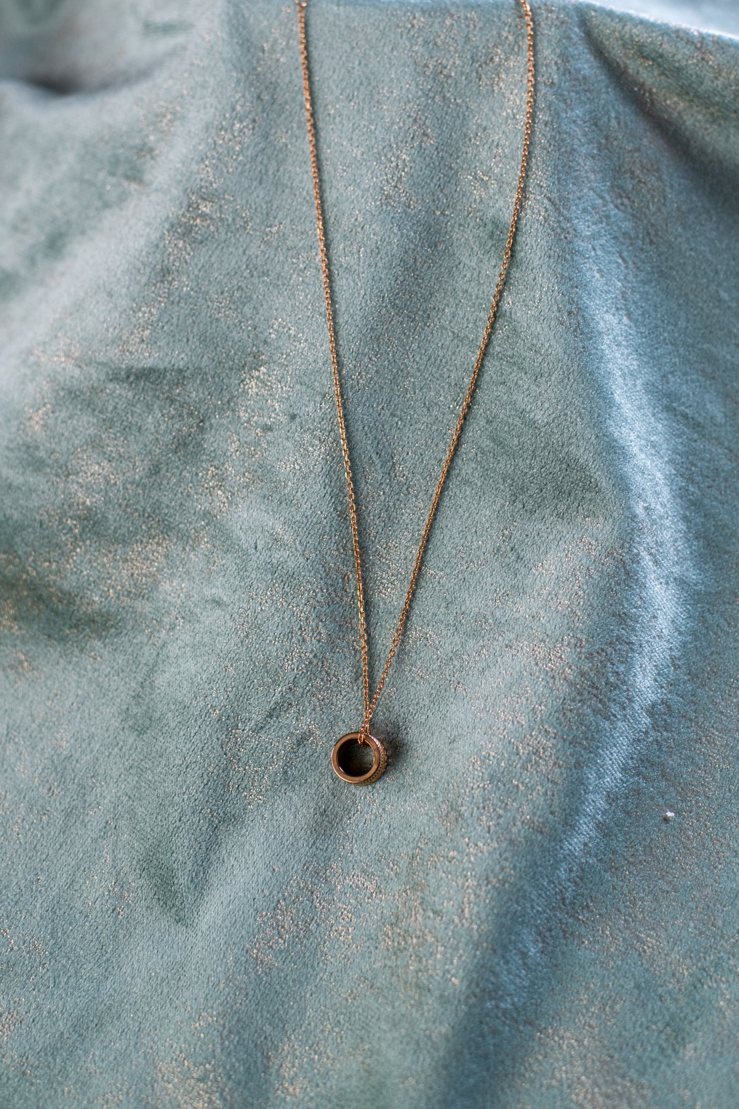 Daniel Wellington Gold Pendant with chain