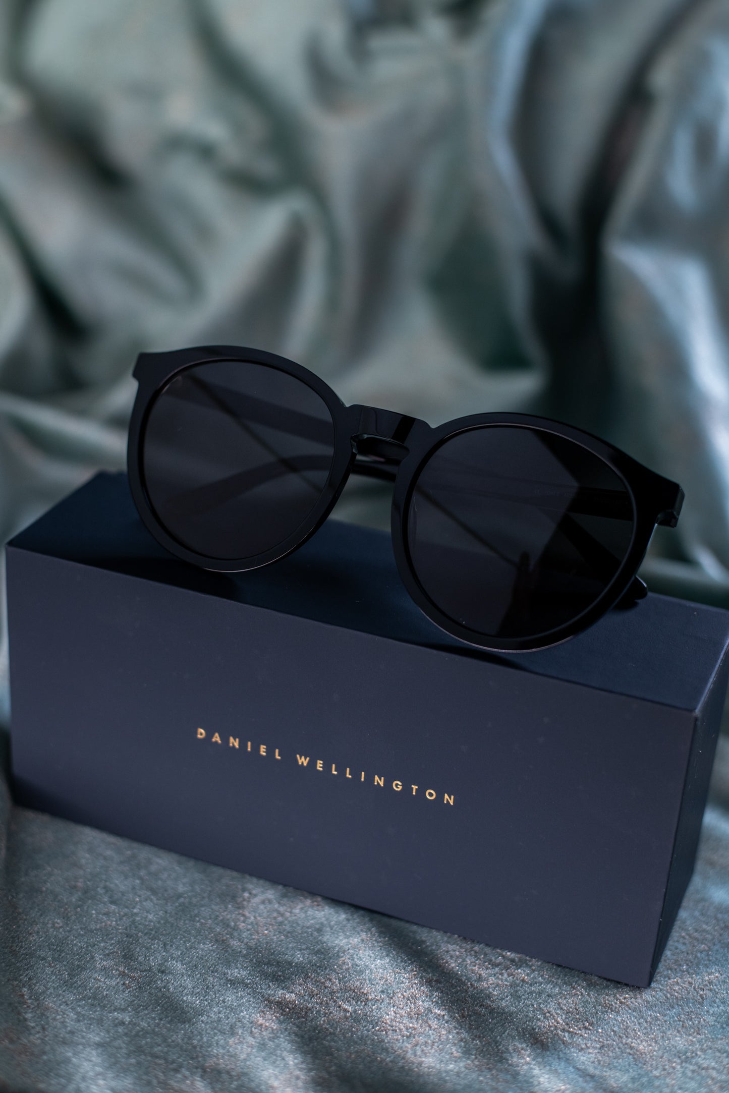 Daniel Wellington Black Round Shades