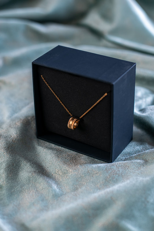 Daniel Wellington Gold Pendant with chain