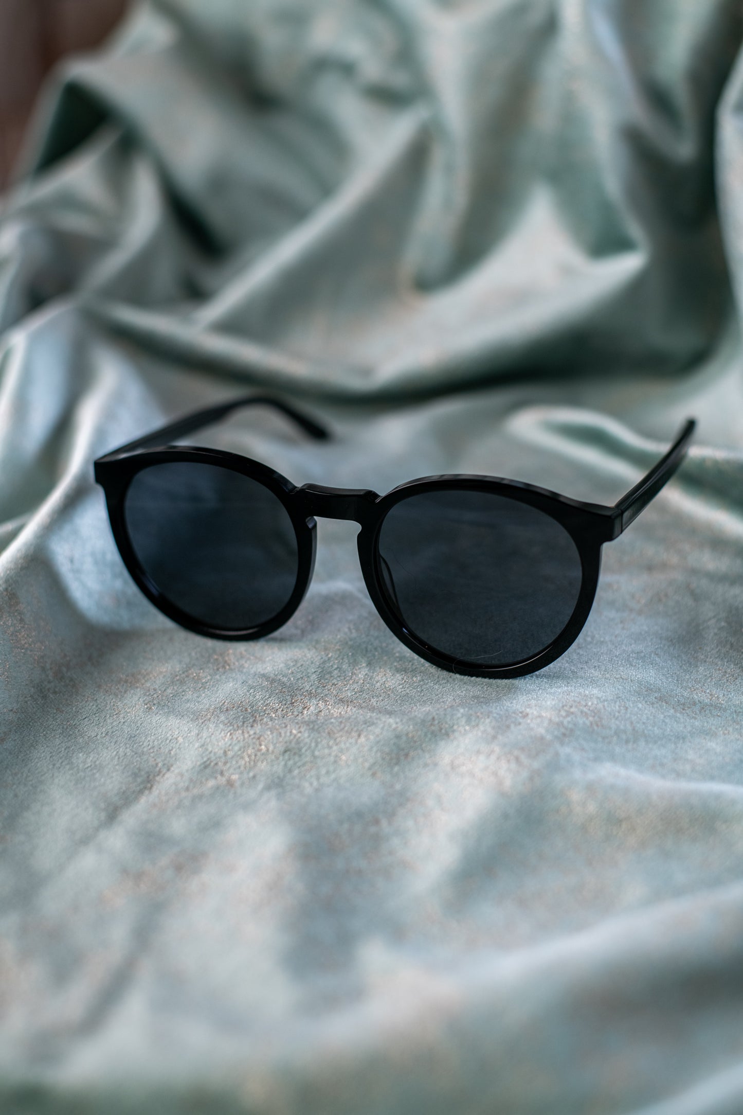 Daniel Wellington Black Round Shades